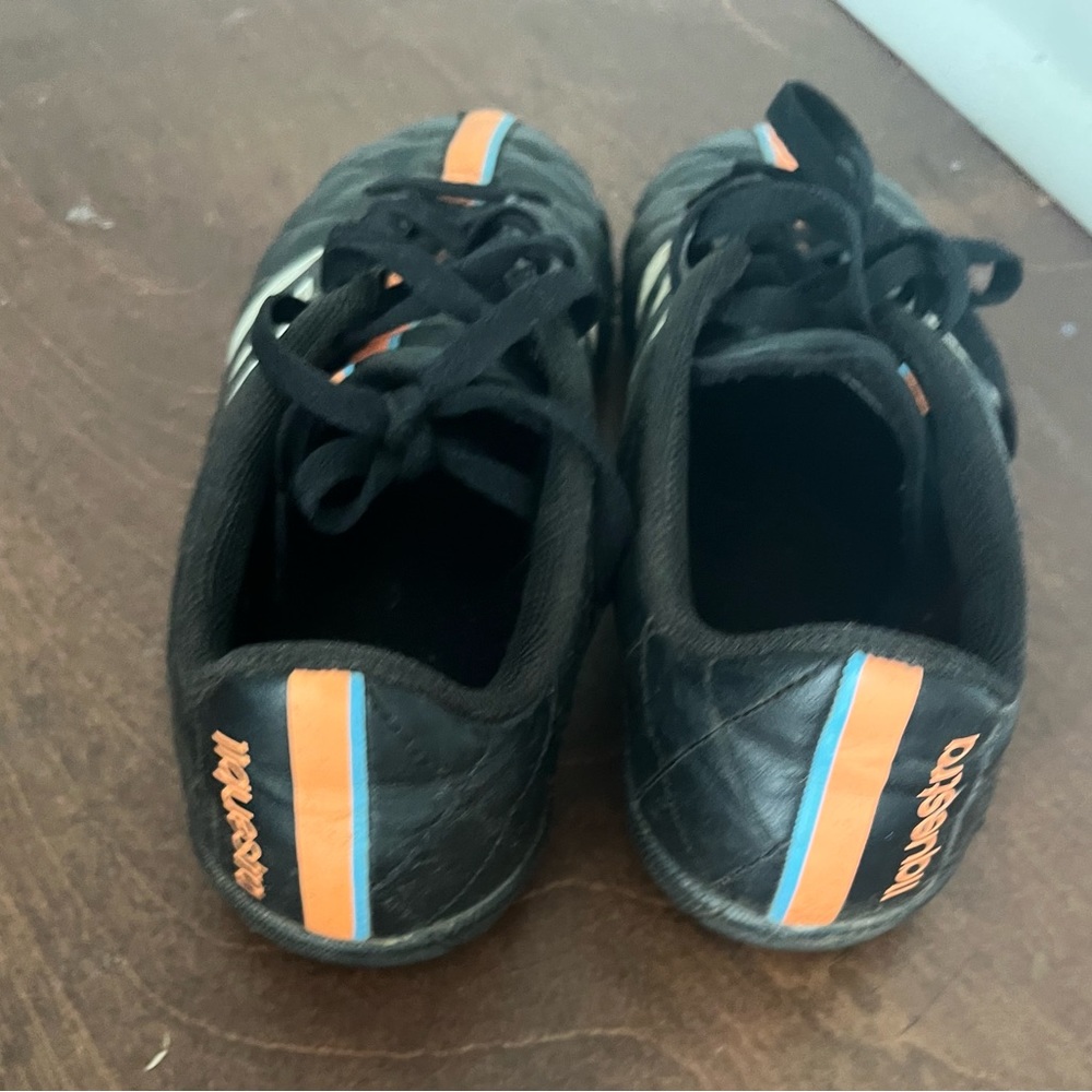 soccer cleats - Picture 3 of 4